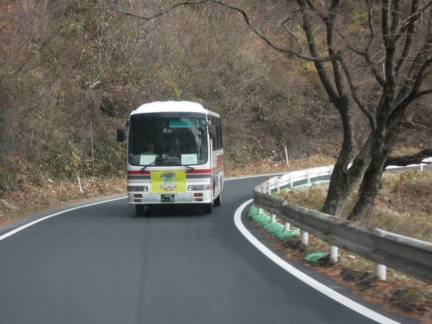 1312村を走るバス